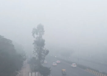 Smog and pollution hit Delhi, AQI above 400 in many areas