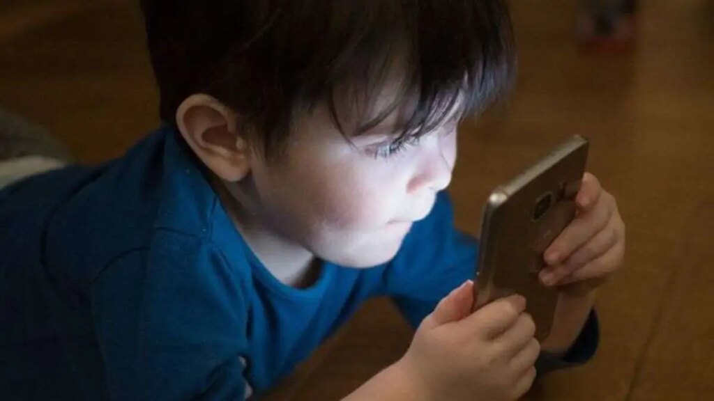 Social media is making children aggressive and irritable, every parent will feel scared after reading this survey report.