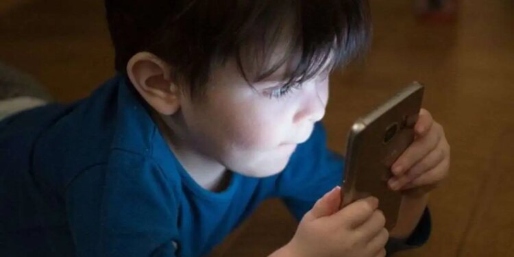 Social media is making children aggressive and irritable, every parent will feel scared after reading this survey report.