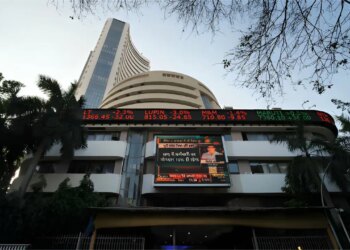 Stock market closing: Stock market closed with a slight fall, Sensex fell by 78 points and Nifty slipped below 25,900.
