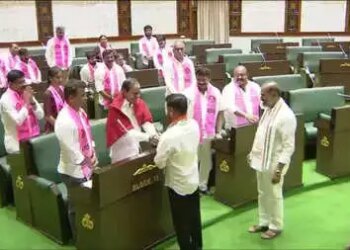 तेलंगाना विधानसभा सत्र : जुबानी जंग के बीच सदन में रेवंत रेड्डी ने केसीआर से मिलाया हाथ