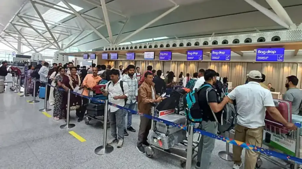 Tension among travelers increased due to Indigo crisis! Huge jump in flight ticket prices of Delhi, Mumbai, Bengaluru and Chennai, check today's and tomorrow's rates here