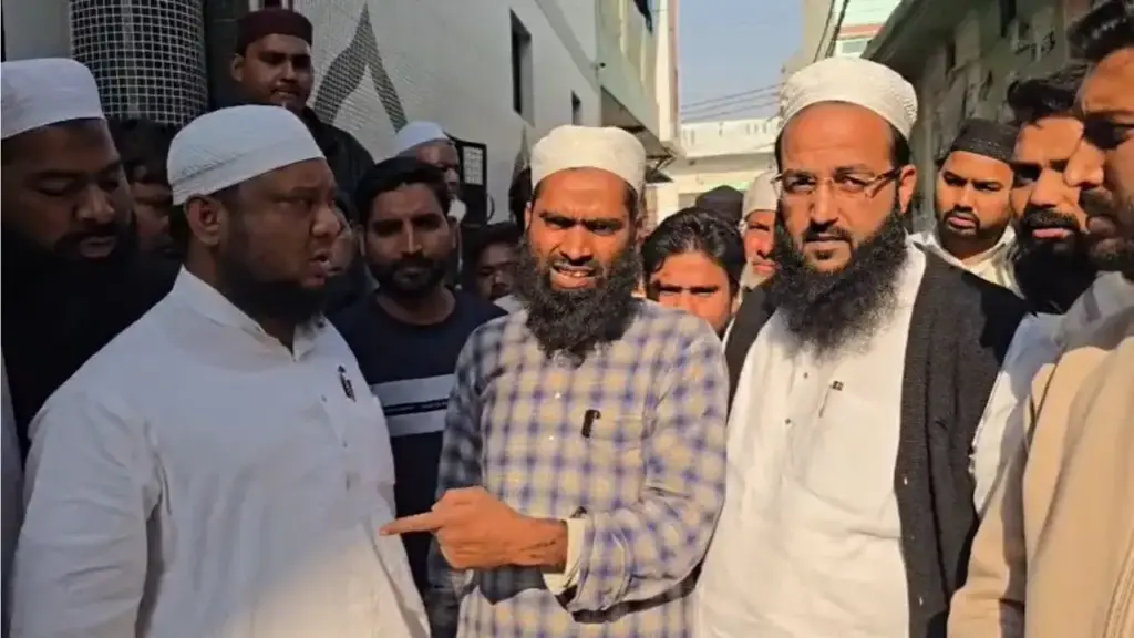 The person giving Azaan in the mosque in Muzaffarnagar threatened to cut the neck of the inspector, FIR after viral video