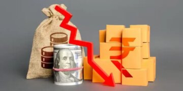 The rupee gets destroyed by the punch of the dollar! Lowest level ever touched, find out how much the price decreased