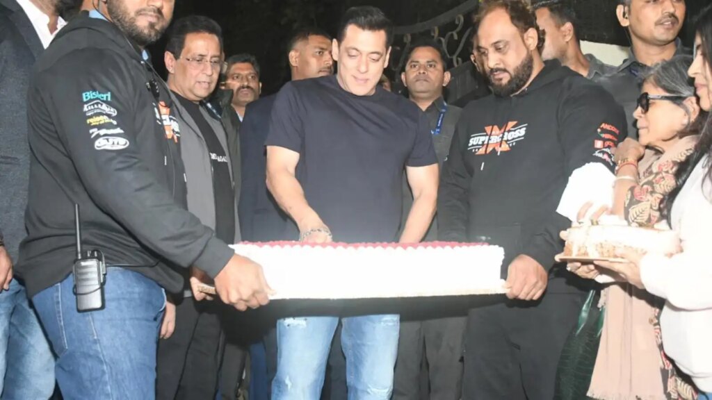 There was a crowd of stars in Bhaijaan's birthday party, from MSD to ex-girlfriend, know who all attended.