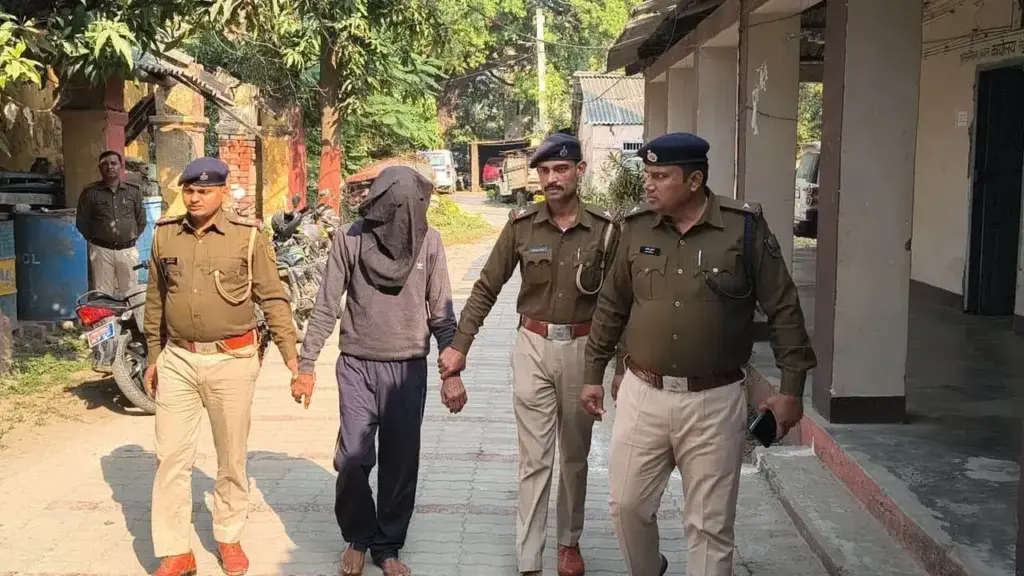 To escape from the police, he made a 25 feet basement in his house, this is how the police caught the accused of embezzlement of Rs. 36 lakhs.