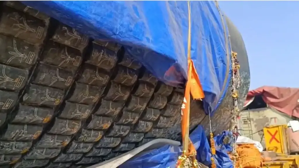 'Trailer of 110 wheels weighing 1.8 lakh kg...' World's largest Shivalinga left for Champaran from Chennai