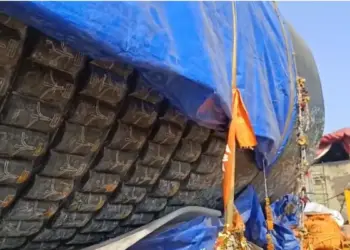 'Trailer of 110 wheels weighing 1.8 lakh kg...' World's largest Shivalinga left for Champaran from Chennai