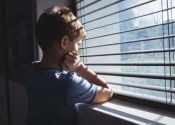 Video of small children peeping out of the classroom window goes viral! Crying and saying – 'I have to go home', people got emotional