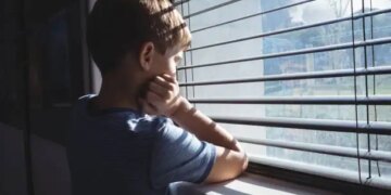 Video of small children peeping out of the classroom window goes viral! Crying and saying – 'I have to go home', people got emotional