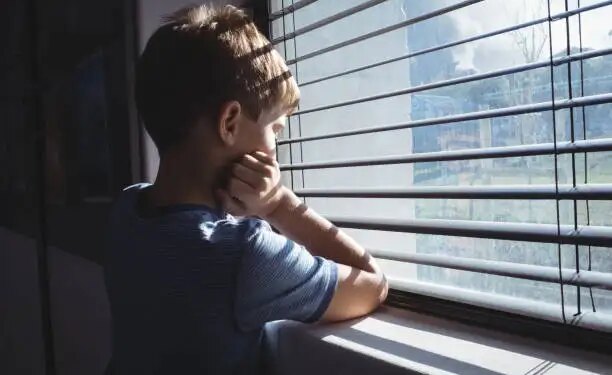 Video of small children peeping out of the classroom window goes viral! Crying and saying – 'I have to go home', people got emotional