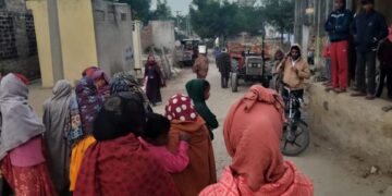 Villagers angry over illegal mining, protested by blocking road in Titarwada
