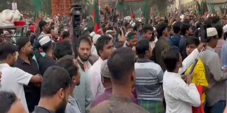 Violence broke out in Bangladesh after the death of Usman Hadi, demonstrations in many areas of Dhaka