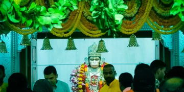 Ek Nazre Karma Karna Bajrangbali Baba echoed in Sankat Mochan on New Year, huge crowd of devotees gathered