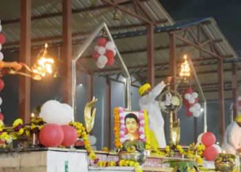 Upvan Ghat illuminated on Paush Purnima: 'Namostute Maa Gomti' echoed with the grand aarti of Maa Gomti, aarti performed from 11 altars