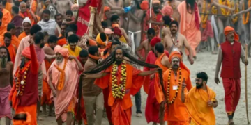 These sadhus have been standing for seven years, become the center of attraction in Magh Mela