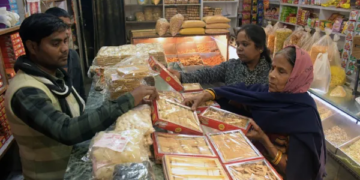 Gajak and sesame sweets are popular in the markets on Makar Sankranti, demand for Gajak and sesame laddus is high.