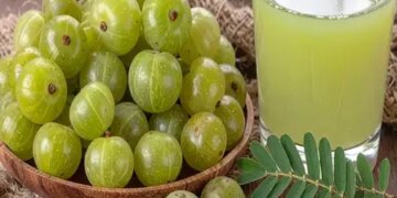 Amla water is not ordinary water, it is very beneficial, beneficial in purifying the stomach and blood.