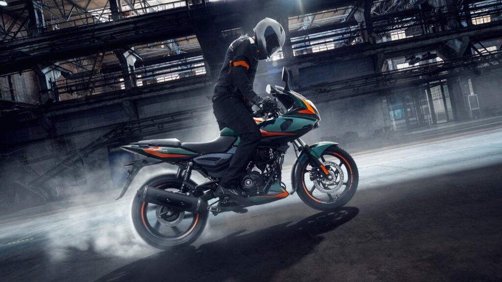 Bajaj Pulsar 220F (1)