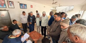 Behror: Public hearing in MLA's office, Dr. Jaswant Singh Yadav listened to the problems of the public.