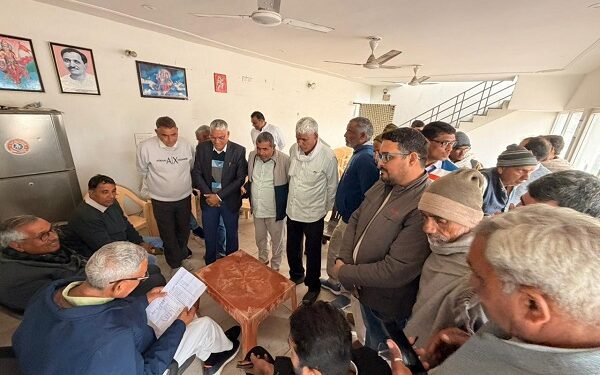 Behror: Public hearing in MLA's office, Dr. Jaswant Singh Yadav listened to the problems of the public.