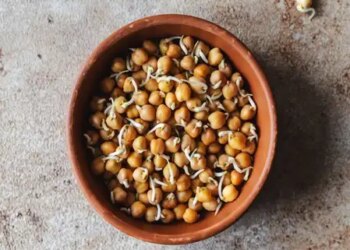 Black gram: Not a heavy but balanced diet. Black gram is lifesaver for muscles.