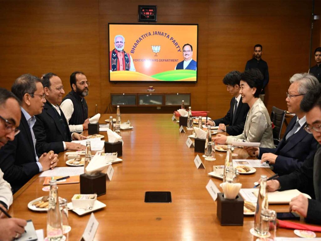 Chinese Communist Party leaders met RSS's Dattatreya Hosabale, Congress said, "BJP taught a lesson even to the chameleon"