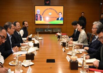 Chinese Communist Party leaders met RSS's Dattatreya Hosabale, Congress said, "BJP taught a lesson even to the chameleon"