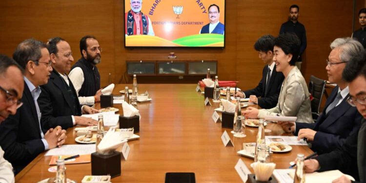 Chinese Communist Party leaders met RSS's Dattatreya Hosabale, Congress said, "BJP taught a lesson even to the chameleon"