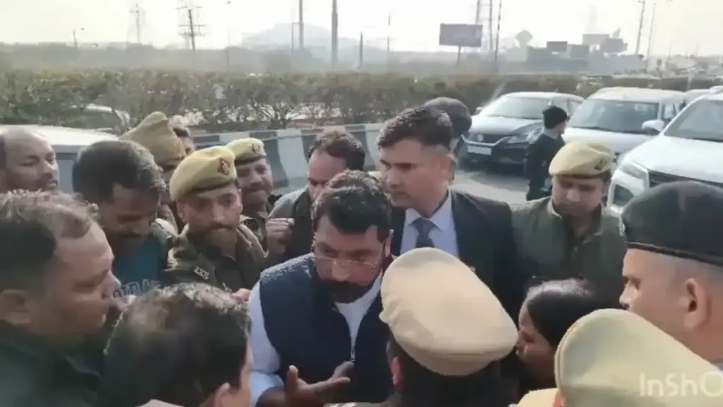 Clash between MP Chandrashekhar Azad and police on Delhi border, there was a scuffle in the insistence of reaching Meerut.