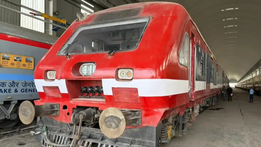 Country's first LNG dual fuel DEMU train ready, 40% diesel will be saved; Know its specialty