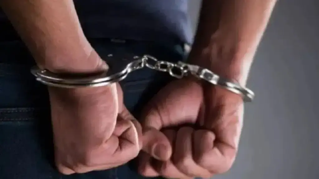 Delhi Police arrested fake IPS, who used to cheat people by posing as an officer.