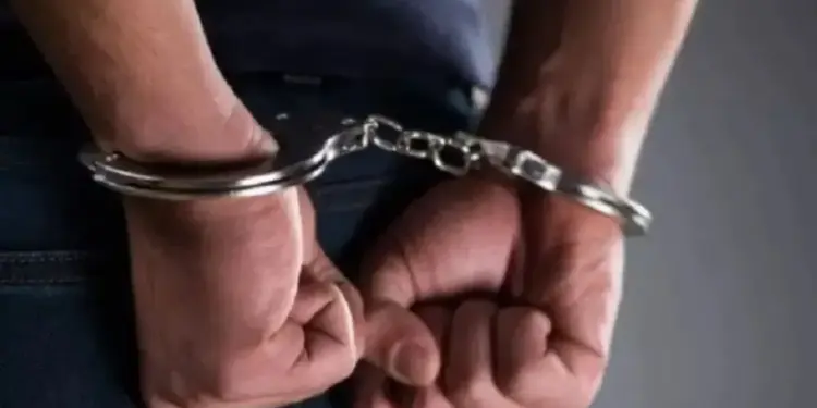 Delhi Police arrested fake IPS, who used to cheat people by posing as an officer.