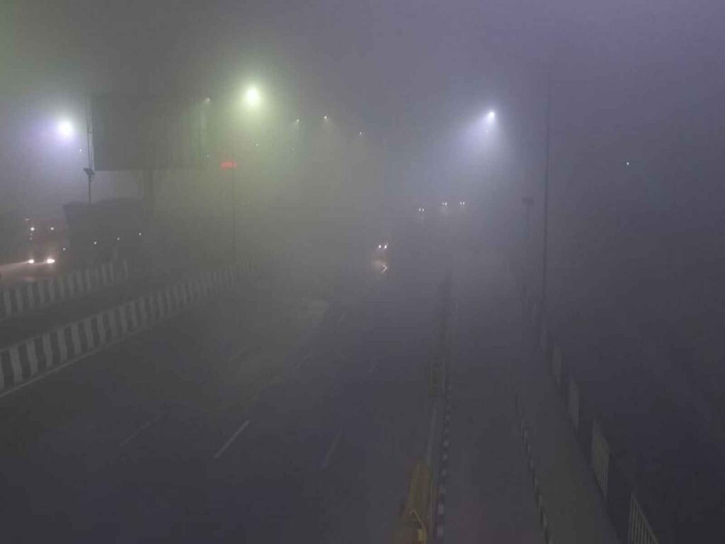 Delhi's air again 'very bad', AQI 346, cold wave and fog increase problems