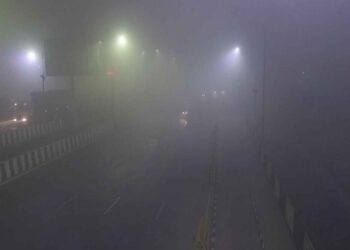 Delhi's air again 'very bad', AQI 346, cold wave and fog increase problems