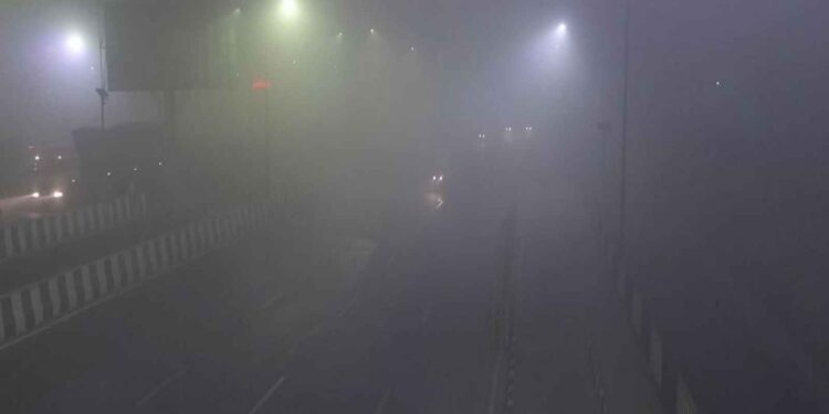 Delhi's air again 'very bad', AQI 346, cold wave and fog increase problems