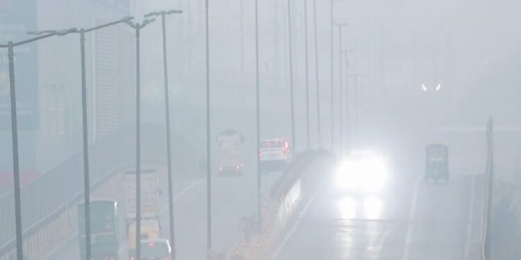 Delhi's air is still 'very bad', AQI 341, despite slight improvement the situation is worrying.