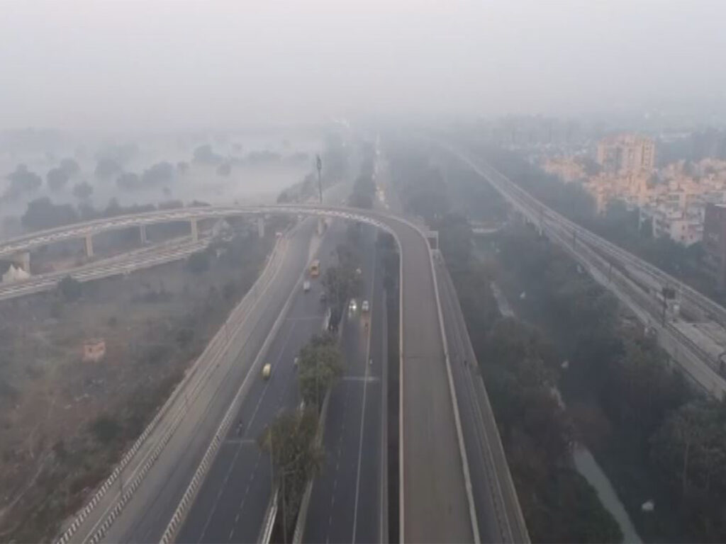 Despite slight improvement in Delhi, air 'very bad', AQI still above 300