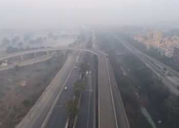 Despite slight improvement in Delhi, air 'very bad', AQI still above 300