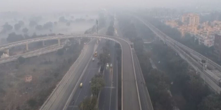 Despite slight improvement in Delhi, air 'very bad', AQI still above 300