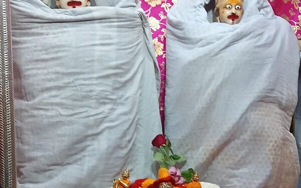 Devotee gathered in Lakshmi Narayan temple, 'cold sleep' makeup was done to Thakur ji, today on Makar Sankranti, the offering of 'Khar' will be offered.