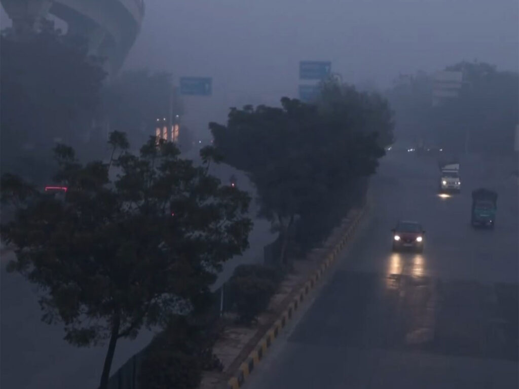 Double attack of cold and pollution in Delhi: Temperature drops below 6 degrees, AQI in 'very poor' category