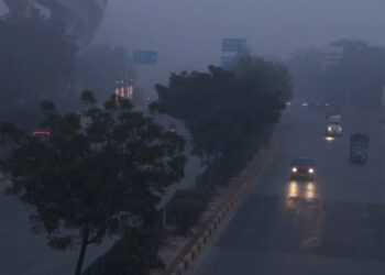 Double attack of cold and pollution in Delhi: Temperature drops below 6 degrees, AQI in 'very poor' category