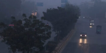 Double attack of cold and pollution in Delhi: Temperature drops below 6 degrees, AQI in 'very poor' category