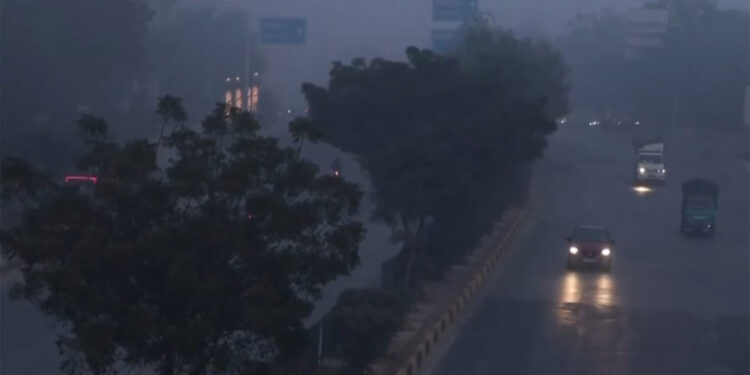 Double attack of cold and pollution in Delhi: Temperature drops below 6 degrees, AQI in 'very poor' category