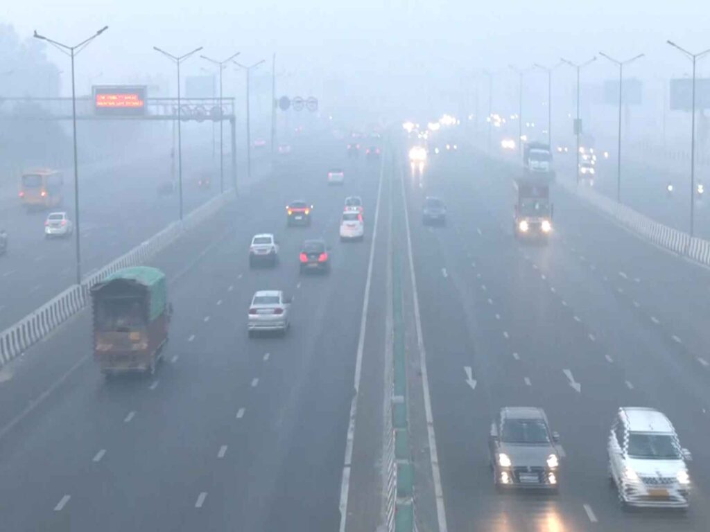 Double attack of cold and pollution in Delhi, air in 'severe' category with 418 AQI.