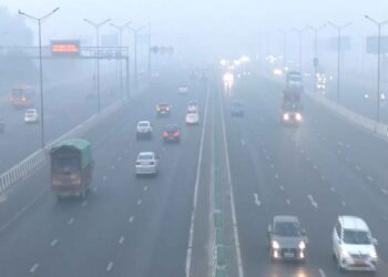 Double attack of cold and pollution in Delhi, air in 'severe' category with 418 AQI.
