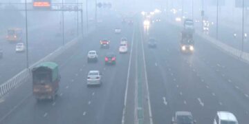 Double attack of cold and pollution in Delhi, air in 'severe' category with 418 AQI.