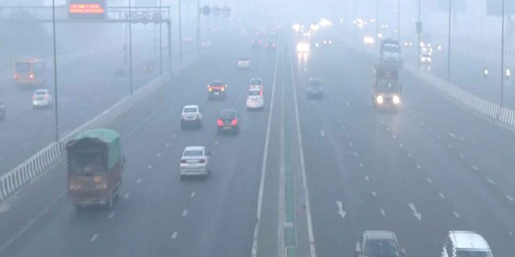 Double attack of cold and pollution in Delhi, air in 'severe' category with 418 AQI.