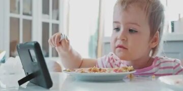 Giving mobile phones to children to silence them is becoming a danger, experts gave strict instructions to Indian parents